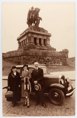 Posen mit dem Automobil