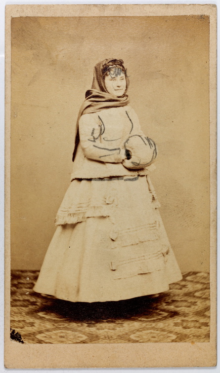 Porträt einer Frau im Atelier