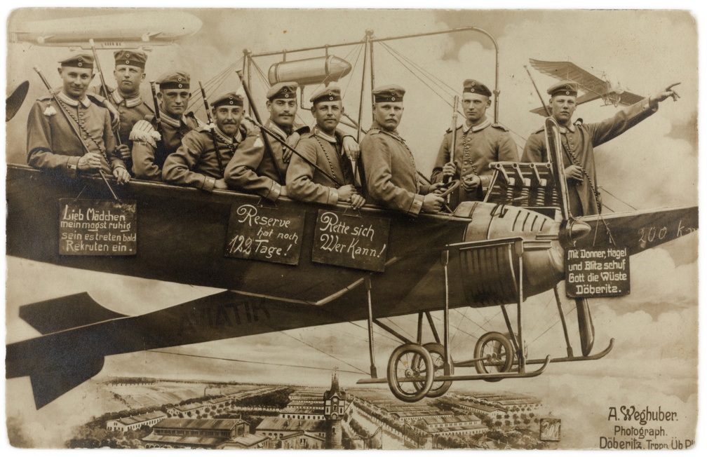 Soldaten in einer gemalten Flugzeugattrappe