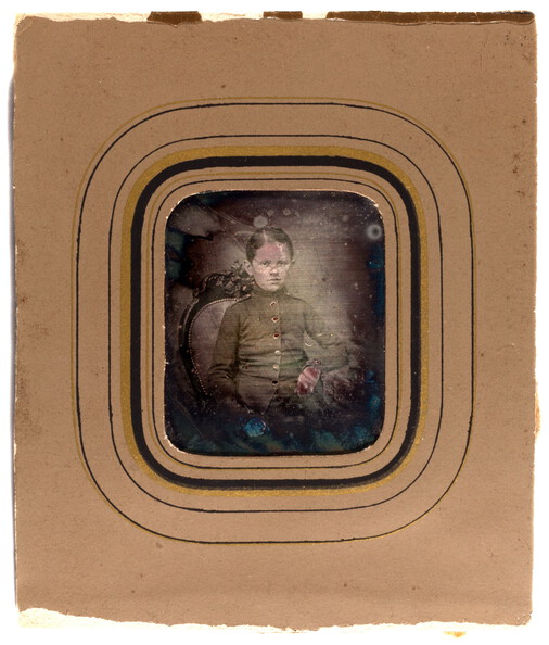 Gerahmte Daguerreotypie eines Jungen im Fotoatelier, aufgenommen um 1850