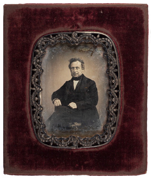 Gerahmte Daguerreotypie eines Mannes im Fotoatelier, aufgenommen um 1850