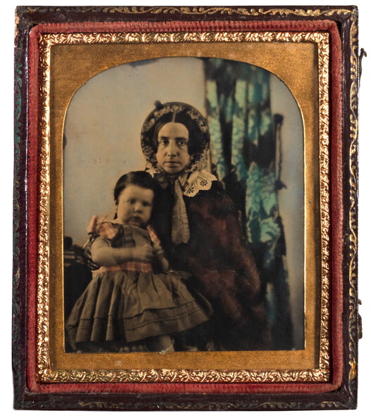 Handkolorierte Ambrotypie einer Frau und eines Mädchens im Etui, aufgenommen um 1860