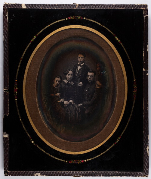Gerahmte Daguerreotypie einer Familie im Fotoatelier, aufgenommen um 1850