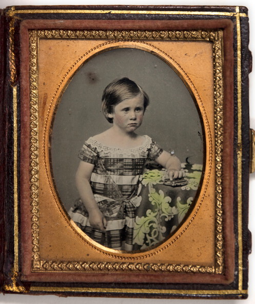 Handkolorierte Ambrotypie eines Mädchens im Etui, aufgenommen um 1860