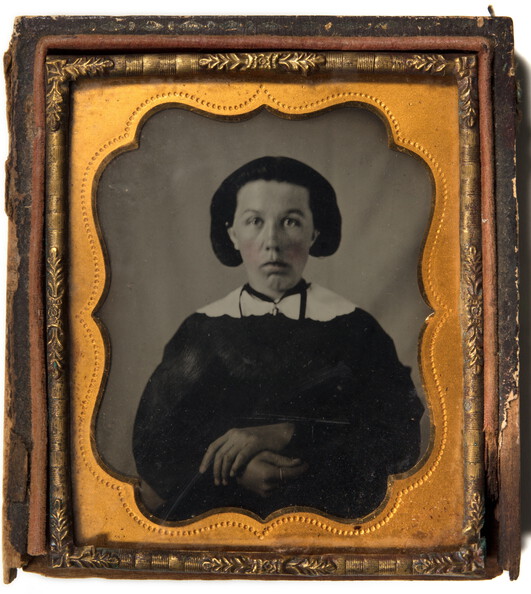 Handkolorierte Ambrotypie einer Frau im Etui, aufgenommen um 1860