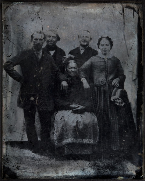 Ambrotypie einer Familie aufgenommen um 1860