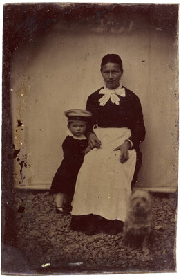 Frau mit Kind und Hund im Freien