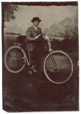 Mann mit Fahrrad vor gemaltem Hintergrund