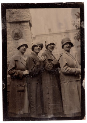 Frauen posieren für ein Gruppenfoto