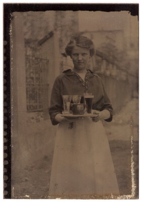 Frau mit Tablett und Gläsern