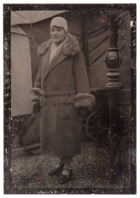 Frau vor gemaltem Hintergrund