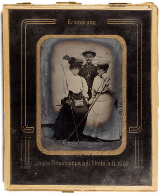 Personengruppe vor gemaltem Hintergrund bei der Rosstrappe