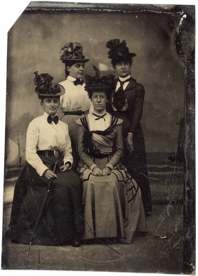 Gruppe von Frauen vor gemaltem Hintergrund