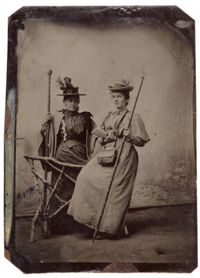 Zwei Frauen posieren mit Musikinstrumenten in einem Atelier
