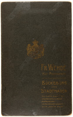 Porträt einer Frau in Bückeburger Festtagstracht
