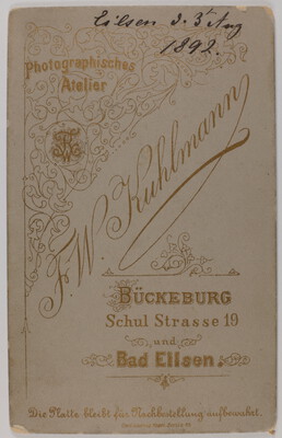 Porträtaufnahme in Bückeburger Festtagstracht aus dem Atelier F. W. Kuhlmann